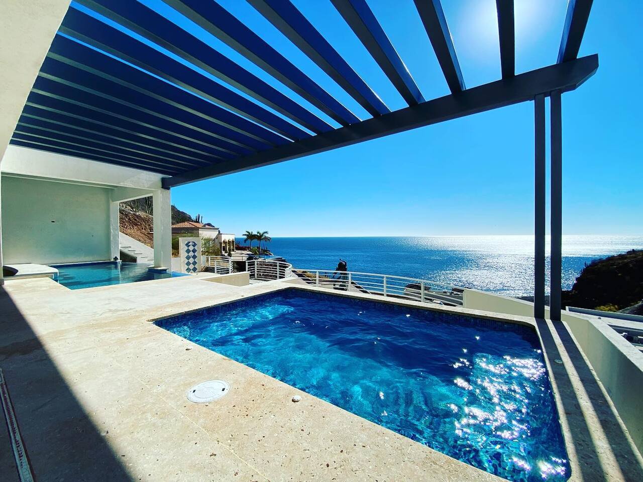 Alberca con pérgola y vista al mar de Cortés construida por Mega Albercas