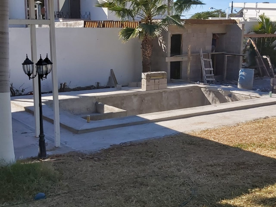 Terreno con el trazo y la excavación iniciada