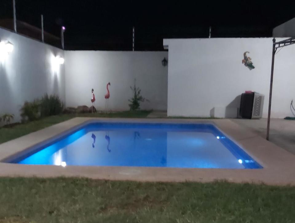 Alberca terminada e iluminada de noche