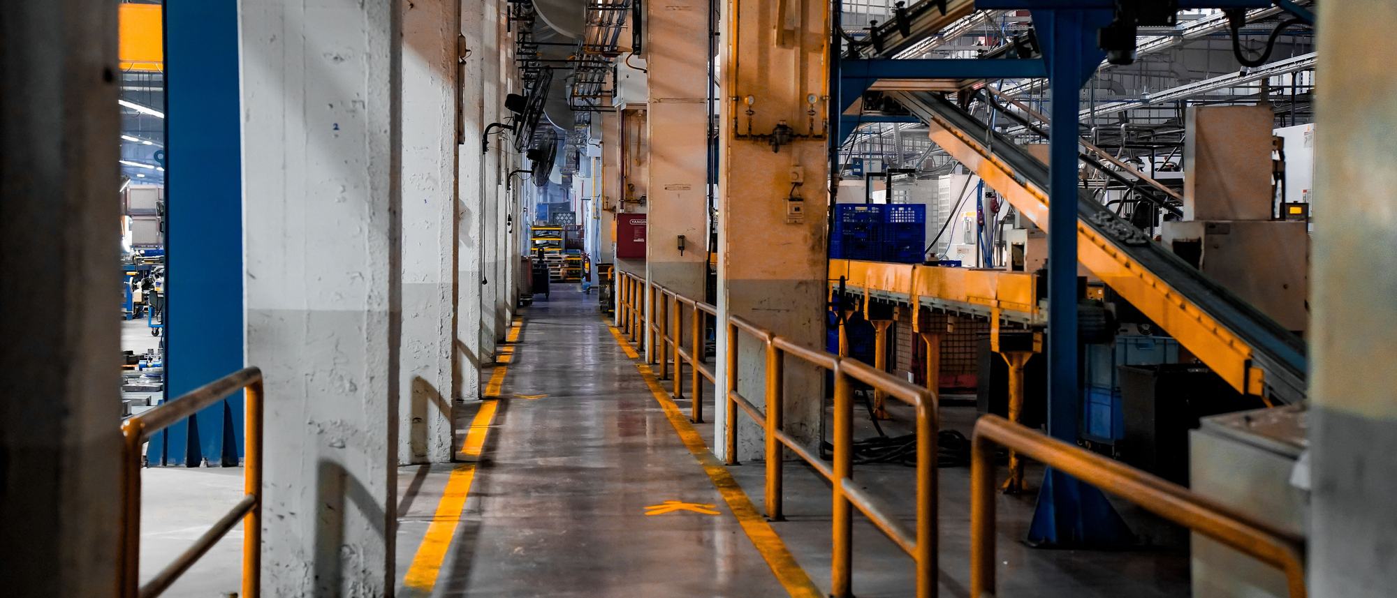 Interior de una planta industrial con bandas transportadoras