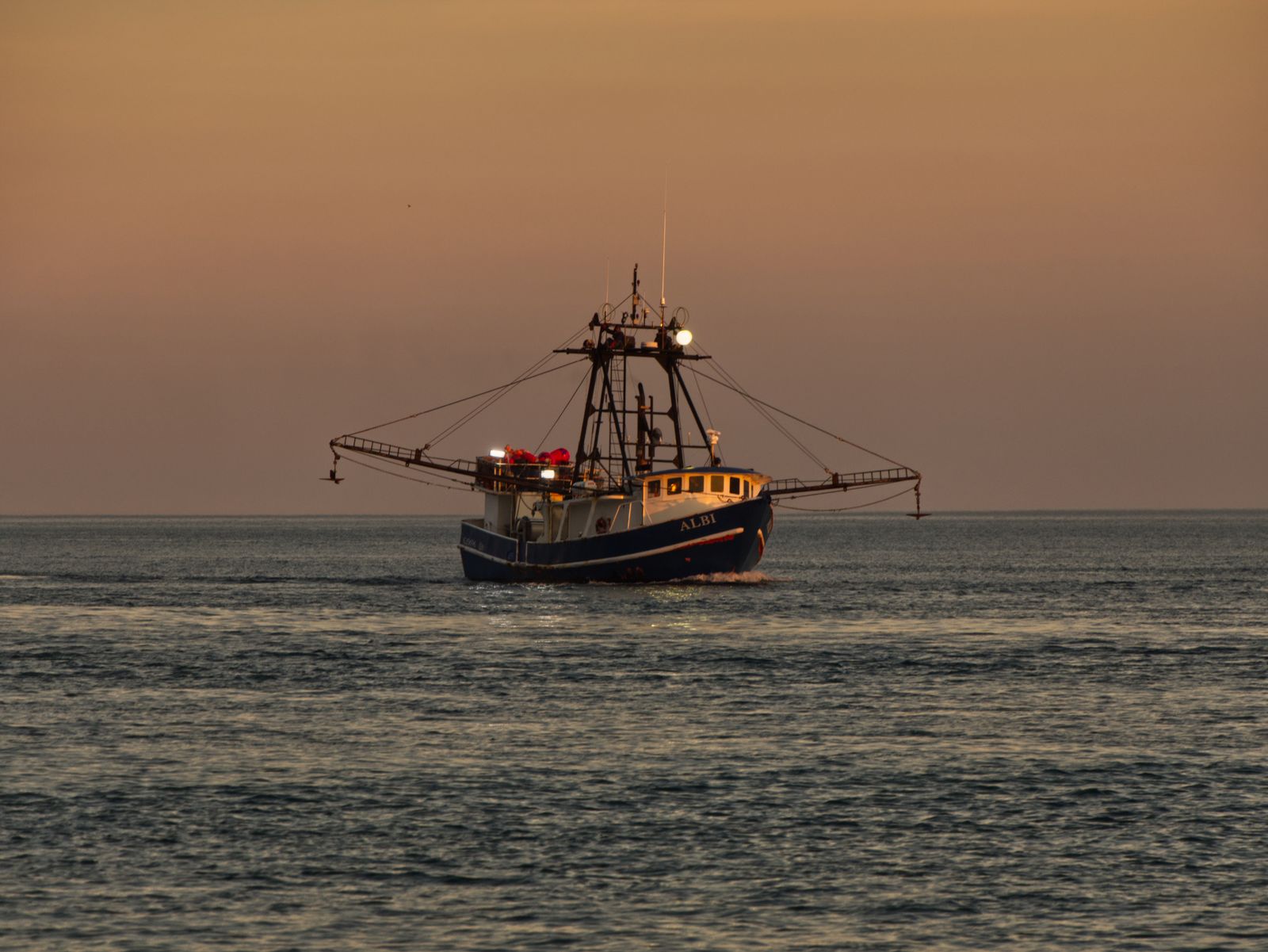 Barco camaronero al atardecer